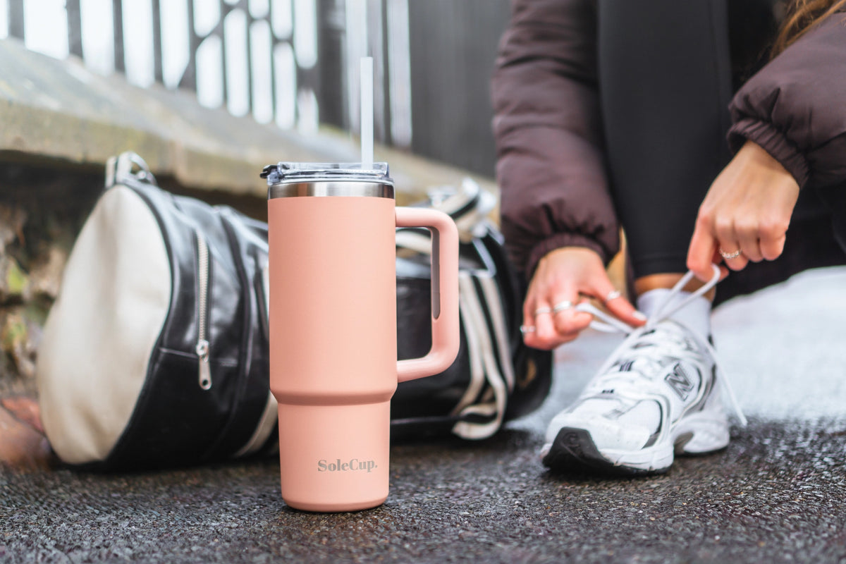 SoleCup XL - Tasse de voyage de 30 oz avec poignée, couvercle et deux pailles