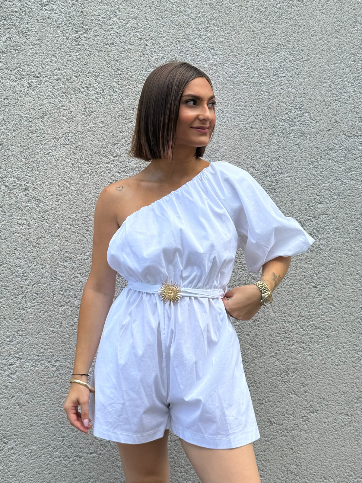Combinaison courte asymétrique – Ceinture détail doré